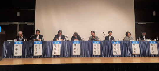 4일 서울 삼성동 코엑스에서 열린 대한민국과학기술연차대회에서 박종구 나노융합2020사업단장(왼쪽부터), 최유순 지멘스 부장, 장석인 산업연구원 선임연구위원 등이 제조업 혁신전략을 논의하고 있다.  안경애기자